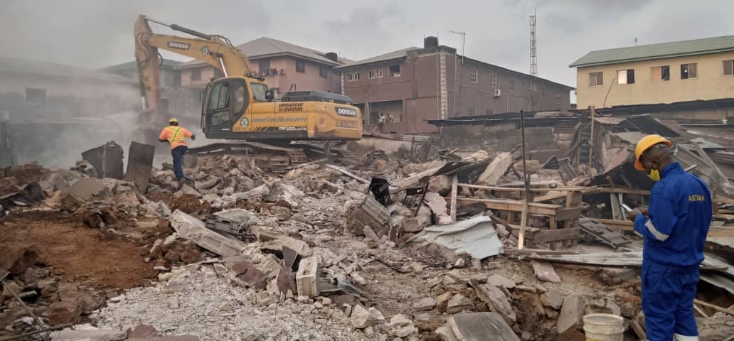 LASEMA demolishes buildings gutted by fire in Lagos