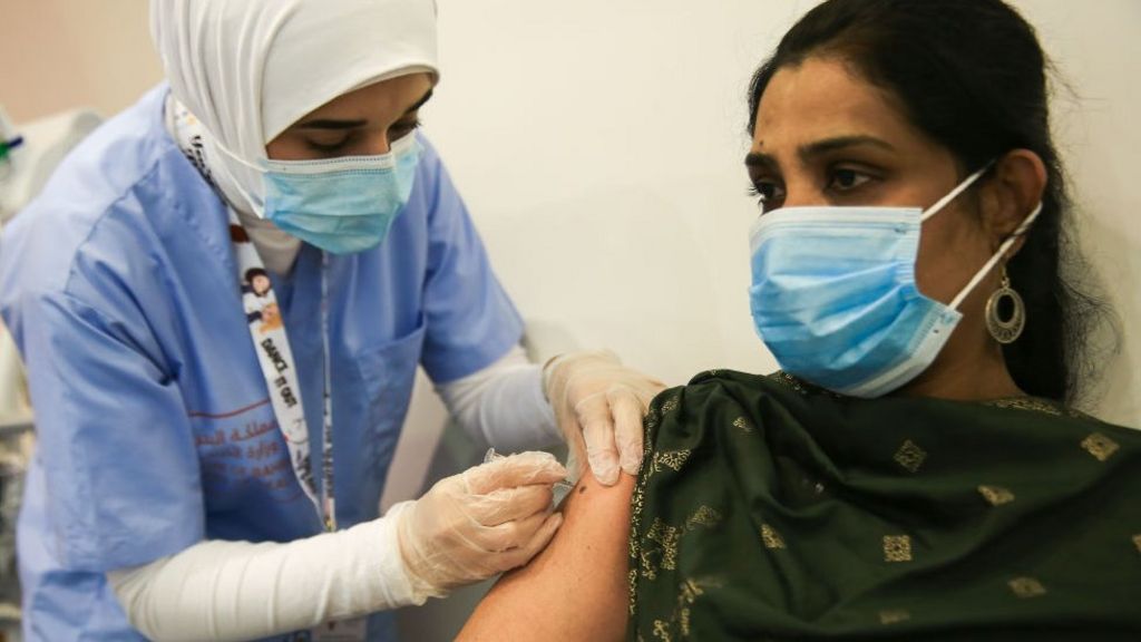 Pakistan administers Chinese COVID-19 vaccines to health workers