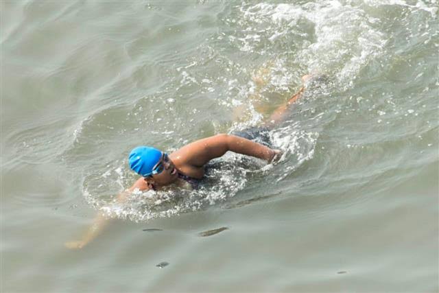 12-year-old Indian girl swims 36 km in Arabian sea, sets record